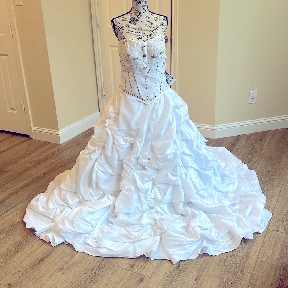 NWT 2 Piece Corset Bodice/Skirt Quinceañera Dress White Size 12 Mary’s Princess